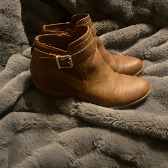 Moda Tan Leather Ankle Booties with Buckle Accent - Picture 2 of 4